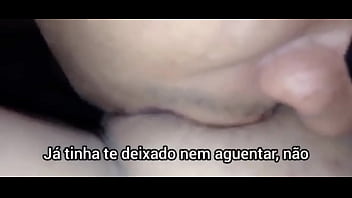 Chupando a buceta que o macho acabou de gozar em cima seu corno otário