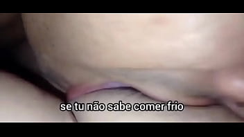 Chupando a buceta que o macho acabou de gozar em cima seu corno otário