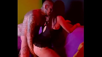 Se masturba con un consolador para k la vea