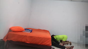 El plomero visita a una prostituta y ella le ofrece tener una aventura sexual ella le dice que el marido no esta en casa y que podrian aprovechar eso para tener sexo casual El plomero visita a una prostituta y ella le ofrece tener una aventura sexual ella le dice que el marido no esta en casa y que podrian aprovechar eso para tener sexo casual