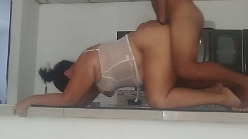 Hijastra seduce a su padrastro con su gran culo y termina follando en la cocina duele pero que buena polla