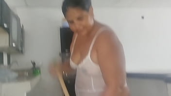 Hijastra seduce a su padrastro con su gran culo y termina follando en la cocina duele pero que buena polla