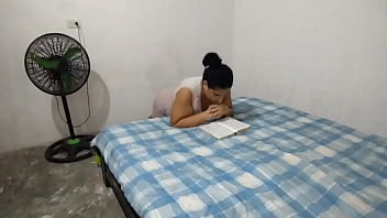 Mi padrastro asqueroso me hace caer en pecado y le doy una mamada rica y termino haciendo mi primera vez anal duele pero muy rico