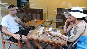 Lo vi en un bar sentado y me lo traje a casa para darle flor de cojida Lo vi en un bar sentado y me lo traje a casa para darle flor de cojida