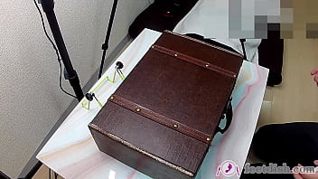 A woman cut in pieces feet box 6 6