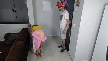 Naked girl receives delivery boy from ifood