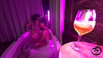 Mais uma festinha na hidromassagem com a esposa e amiguinha