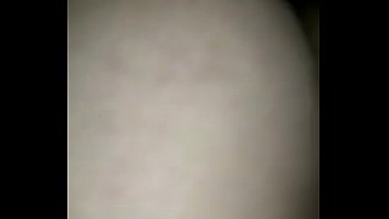 Amaciando o cuzinho antes de socar