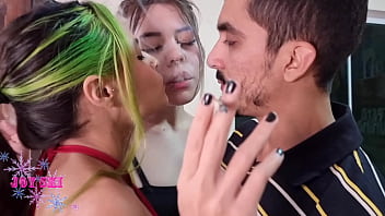 Amigas fodem a garganta depois da balada