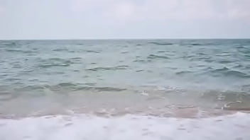 泳装美女在沙滩上展示身材