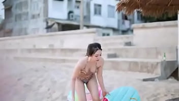 泳装美女在沙滩上展示身材