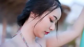 泳装美女在沙滩上展示身材 泳装美女在沙滩上展示身材