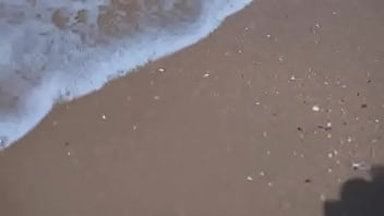 泳装美女在沙滩上展示身材