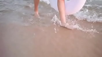 泳装美女在沙滩上展示身材