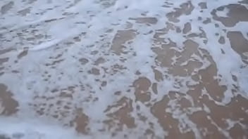 泳装美女在沙滩上展示身材