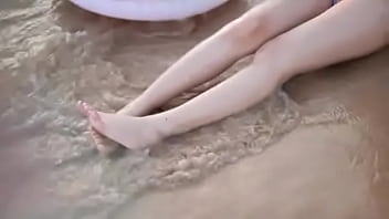 泳装美女在沙滩上展示身材