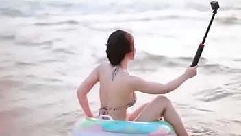 泳装美女在沙滩上展示身材