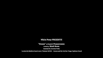 泳装美女在沙滩上展示身材