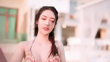 泳装美女在沙滩上展示身材