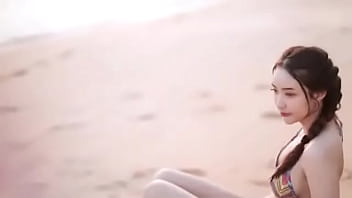 泳装美女在沙滩上展示身材