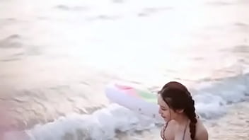 泳装美女在沙滩上展示身材