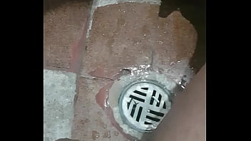 Uma mijada em sequência de gozada