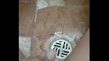 Uma mijada em sequência de gozada