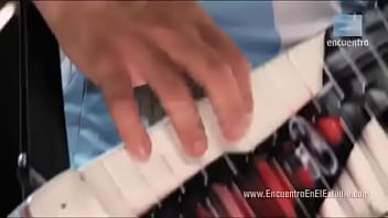 Damas gratis no lo dejan salir porque mujer lo tiene con la correa