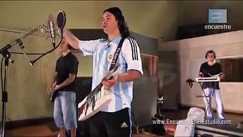 Damas gratis no lo dejan salir porque mujer lo tiene con la correa