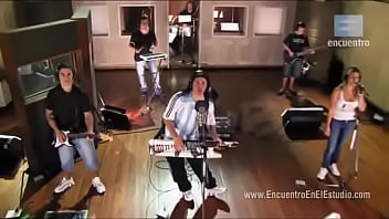 Damas gratis no lo dejan salir porque mujer lo tiene con la correa