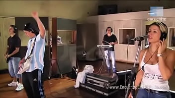 Damas gratis no lo dejan salir porque mujer lo tiene con la correa