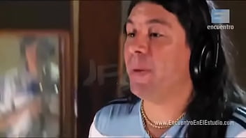 Damas gratis no lo dejan salir porque mujer lo tiene con la correa