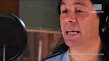 Damas gratis no lo dejan salir porque mujer lo tiene con la correa