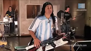 Damas gratis no lo dejan salir porque mujer lo tiene con la correa