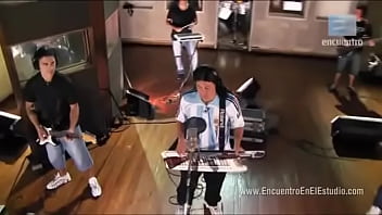 Damas gratis no lo dejan salir porque mujer lo tiene con la correa