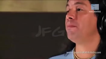 Damas gratis no lo dejan salir porque mujer lo tiene con la correa