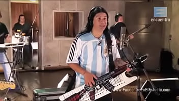 Damas gratis no lo dejan salir porque mujer lo tiene con la correa