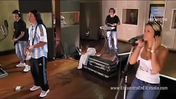 Damas gratis no lo dejan salir porque mujer lo tiene con la correa