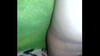 Comendo minha esposa de ladinho filmando escondido ela desconfia