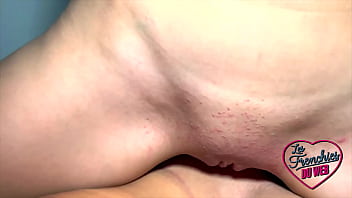 Alice baise son amie jade avec son vibro favori