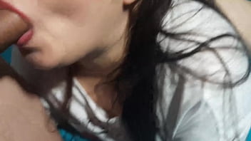 Hermosa chupando verga