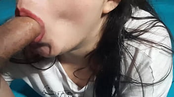 Hermosa chupando verga