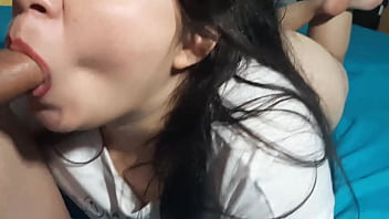 Hermosa chupando verga