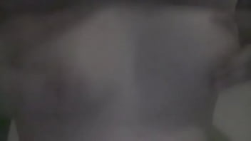 Mostrando os peitos na web can pro namorado