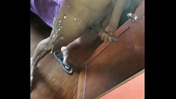 Macho sacandose la leche