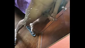 Macho sacandose la leche