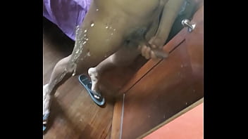 Macho sacandose la leche