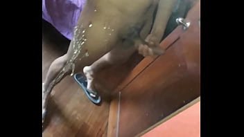 Macho sacandose la leche