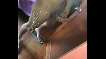 Macho sacandose la leche