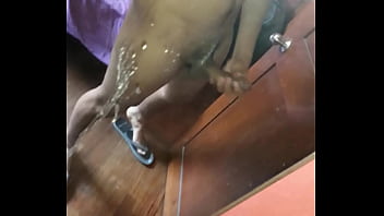 Macho sacandose la leche